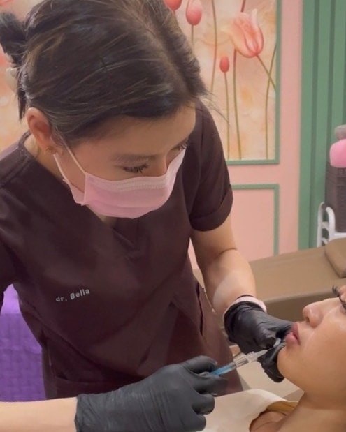 dr. Bella Louisa menyuntikkan tindakan estetik ke wajah pasien di Bella Derma Aesthetic