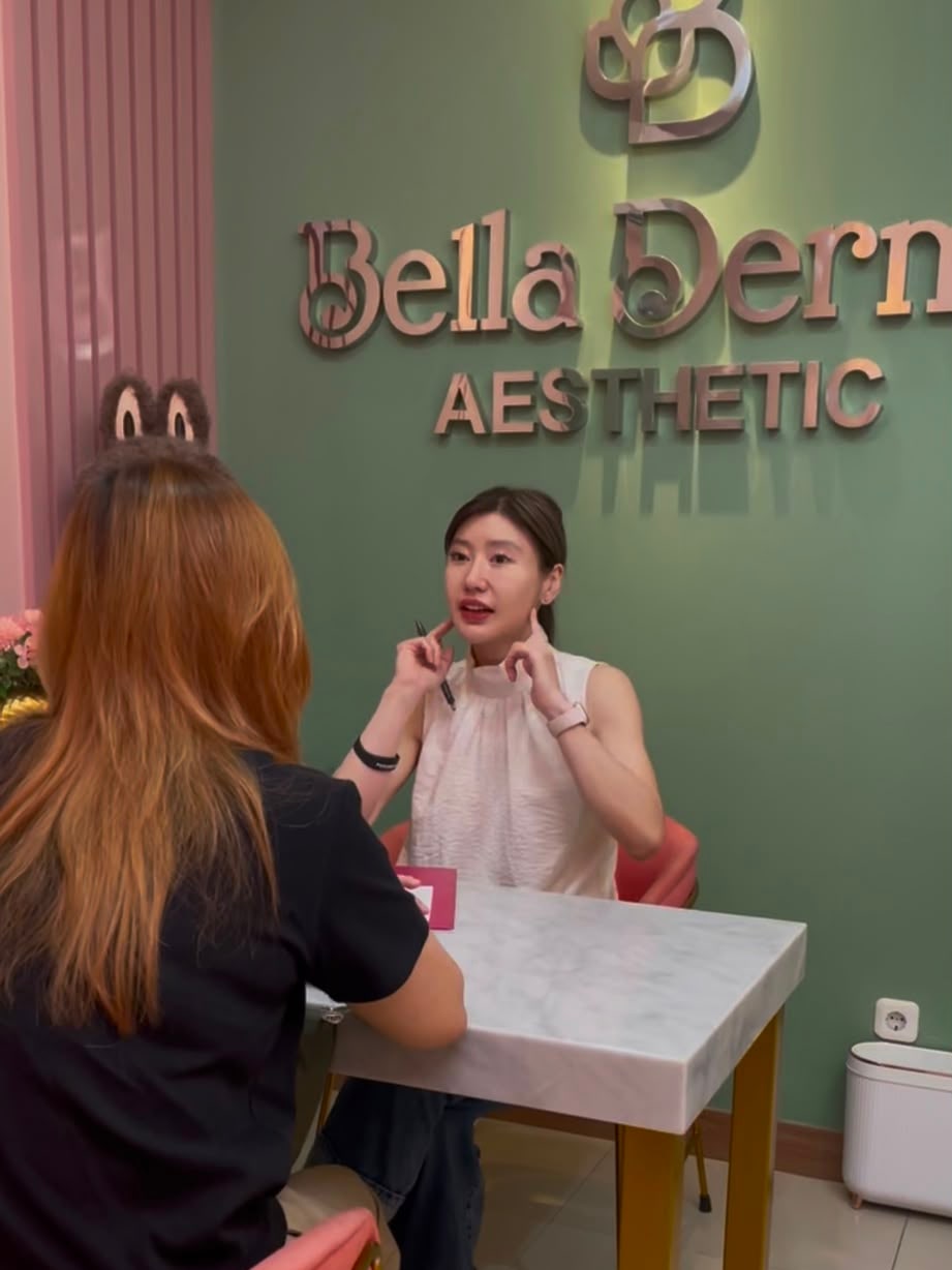 dr. Bella Louisa menjelaskan rencana perawatan ke pasien di meja konsultasi Bella Derma Aesthetic